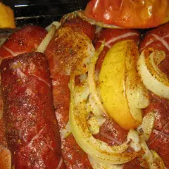 Prosty przepis na kiełbasę z cebulką z piekarnika, który zachwyca