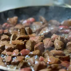Jak zmiękczyć wołowinę podczas gotowania - sprawdzone metody na delikatne mięso