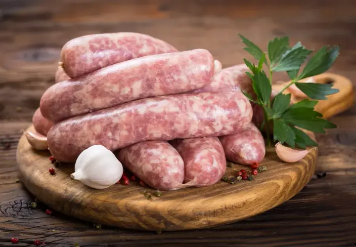 Ile kalorii ma kiełbasa swojska? Zaskakujące fakty o jej kaloryczności