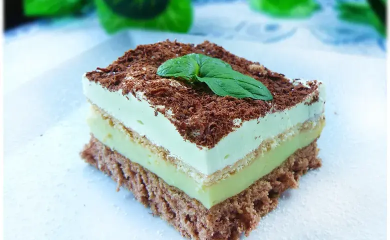 Przepis na ciasto miętowe z landrynkami, które zachwyci każdego smakosza