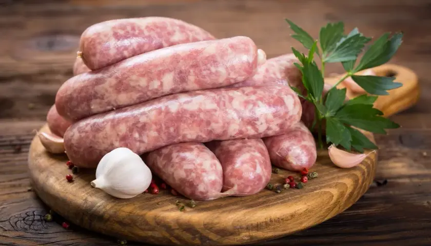 Ile kalorii ma kiełbasa swojska? Zaskakujące fakty o jej kaloryczności