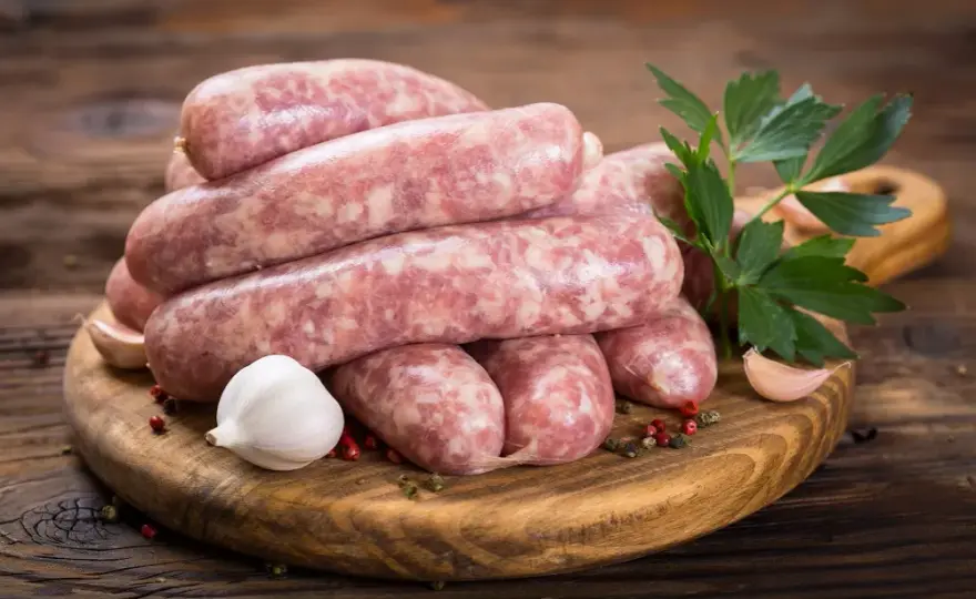 Ile kalorii ma kiełbasa swojska? Zaskakujące fakty o jej kaloryczności