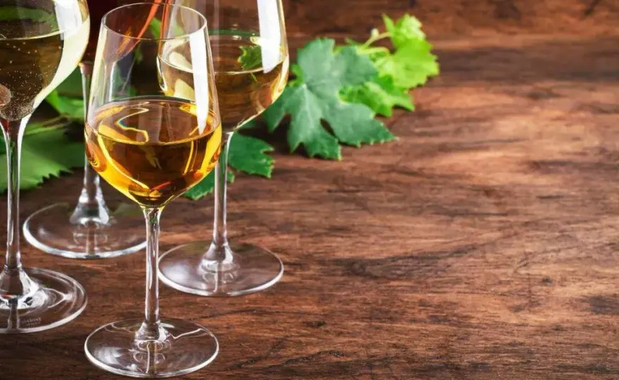 Ile kalorii ma butelka wina wytrawnego? Zaskakujące fakty o kaloriach